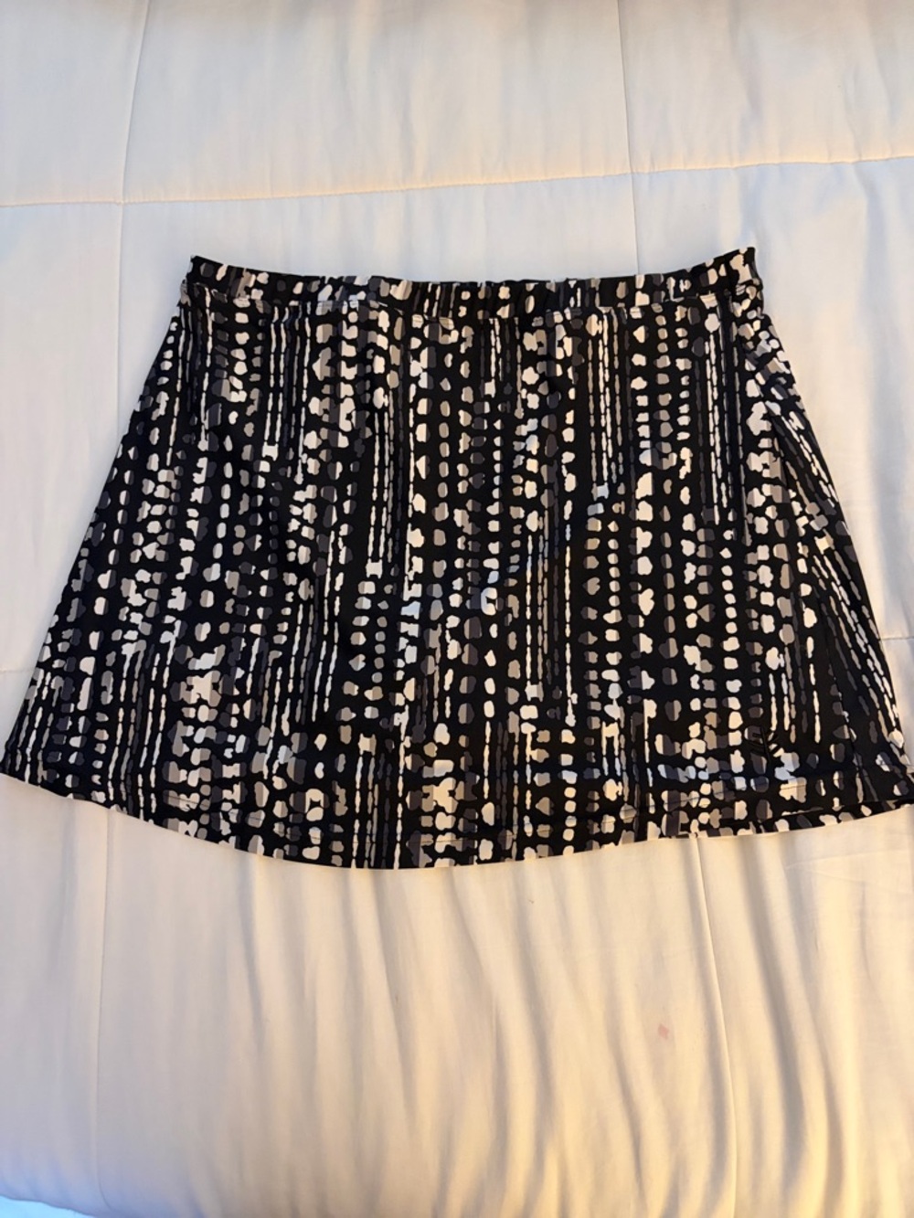 Coolibar Black and White Workout Mini Skirt Abstract Dot-and-Stripe Print size M